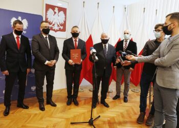 19.02.2021 Kielce. ŚUW. Konferencja prasowa na temat wszczęcia procedury o przyznanie praw miejskich miejscowości Iwaniska. Od lewej: przewodniczący rady Gminy Iwaniska Wiesław Kowalczyk, wójt Iwanisk Marek Staniek, wojewoda Zbigniew Koniusz, poseł Krzysztof Lipiec i dyrektor szpitala w Starachowicach Grzegorz Kaleta / Jarosław Kubalski / Radio Kielce