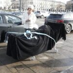 24.02.2021 Kielce. Teatr im. Stefana Żeromskiego. Happening na Placu Wolności przed premierą sztuki "Klątwa rodziny Kennedych" / Jarosław Kubalski / Radio Kielce