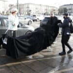 24.02.2021 Kielce. Teatr im. Stefana Żeromskiego. Happening na Placu Wolności przed premierą sztuki "Klątwa rodziny Kennedych" / Jarosław Kubalski / Radio Kielce