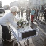 24.02.2021 Kielce. Teatr im. Stefana Żeromskiego. Happening na Placu Wolności przed premierą sztuki "Klątwa rodziny Kennedych" / Jarosław Kubalski / Radio Kielce