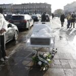 24.02.2021 Kielce. Teatr im. Stefana Żeromskiego. Happening na Placu Wolności przed premierą sztuki "Klątwa rodziny Kennedych" / Jarosław Kubalski / Radio Kielce