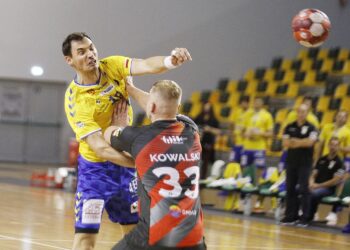 17.10.2020 Kielce. Piłka ręczna. PGNiG Superliga. Mecz Łomża Vive Kielce - Gwardia Opole. Krzysztof Lijewski / Jarosław Kubalski / Radio Kielce