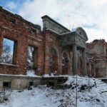 31.01.2021. Lasocin. Zespół pałacowy / Robert Felczak / Radio Kielce