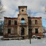 31.01.2021. Lasocin. Zespół pałacowy / Robert Felczak / Radio Kielce