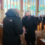 12.02.2021. Ostrowiec Świętokrzyski. Pogrzeb Grigora Szaginiana. Marszałek Andrzej Bętkowski wręcza państwowe odznaczenie synowi Grigora Szaginiana / Emilia Sitarska / Radio Kielce