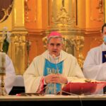 11.02.2021 Sandomierz. Nabożeństwo w kościele Świętego Ducha z okazji Światowego Dnia Chorych. Na zdjęciu (w środku): biskup Krzysztof Nitkiewicz / Krzysztof Bujnowicz / Radio Kielce