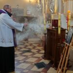 13.02.2021 Ćmielów. Msza święta oraz wprowadzenie urny z prochami Tomasza Wójcika „Tarzana” do kaplicy / Emilia Sitarska / Radio Kielce