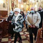 13.02.2021 Ćmielów. Msza święta oraz wprowadzenie urny z prochami Tomasza Wójcika „Tarzana” do kaplicy / Emilia Sitarska / Radio Kielce