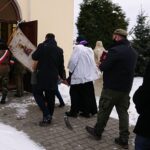 13.02.2021 Ćmielów. Msza święta oraz wprowadzenie urny z prochami Tomasza Wójcika „Tarzana” do kaplicy / Emilia Sitarska / Radio Kielce