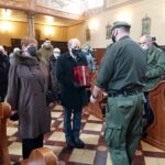 13.02.2021 Ćmielów. Msza święta oraz wprowadzenie urny z prochami Tomasza Wójcika „Tarzana” do kaplicy / Emilia Sitarska / Radio Kielce