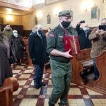 13.02.2021 Ćmielów. Msza święta oraz wprowadzenie urny z prochami Tomasza Wójcika „Tarzana” do kaplicy / Emilia Sitarska / Radio Kielce