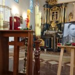 13.02.2021 Ćmielów. Msza święta oraz wprowadzenie urny z prochami Tomasza Wójcika „Tarzana” do kaplicy / Emilia Sitarska / Radio Kielce