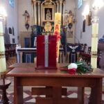 13.02.2021 Ćmielów. Msza święta oraz wprowadzenie urny z prochami Tomasza Wójcika „Tarzana” do kaplicy / Emilia Sitarska / Radio Kielce