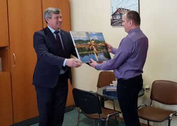 12.02.2021 Pińczów. Na zdjęciu mjr Bogusław Grabarz i starosta Zbigniew Kierkowski / Starostwo Powiatowe w Pińczowie