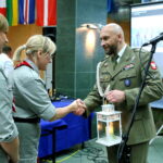 Wigilia w Centrum Przygotowań do Misji Zagranicznych w Kielcach. Przekazanie Światła Betlejemskiego komendantowi CPdMZ płk Pawłowi Chabielskiemu przez harcerzy / Marzena Mąkosa / Radio Kielce