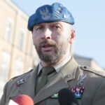 Konferencja prasowa dotycząca organizacji sobotniego pikniku patriotycznego „Służymy Niepodległej” oraz obchodów Święta Niepodległości. Na zdjęciu płk Paweł Chabielski - dowódca Centrum Przygotowań do Misji Zagranicznych w Kielcach / Marzena Mąkosa / Radio Kielce