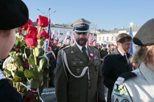 Obchody Święta Niepodległości. Wręczenie odznaczeń państwowych, medali okolicznościowych na 100-lecie niepodległości. Odznaczenie otrzymuje płk Paweł Chabielski - dowódca CPdMZ / Marzena Mąkosa / Radio Kielce