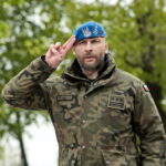 Wręczenie broni elewom w Centrum Przygotowań do Misji Zagranicznych w Kielcach. Na zdjęciu: płk Paweł Chabielski - komendant Centrum Przygotowań do Misji Zagranicznych w Kielcach / Radio Kielce