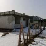 25.02.2021. Ostrowiec Świętokrzyski. Nowe domy jednorodzinne przy skrzyżowaniu ulic Rzeczki i Milewskiego / Emilia Sitarska / Radio Kielce