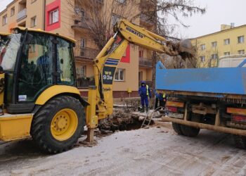 07.02.2021. Ostrowiec Św. Awaria wodociągu na ulicy Kopernika / Emilia Sitarska / Radio Kielce