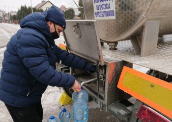 07.02.2021. Ostrowiec Św. Awaria wodociągu na ulicy Kopernika / Emilia Sitarska / Radio Kielce