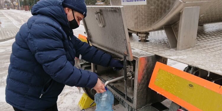 07.02.2021. Ostrowiec Św. Awaria wodociągu na ulicy Kopernika / Emilia Sitarska / Radio Kielce