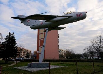 11.01.2021. Ostrowiec Świętokrzyski. Pomnik na osiedlu Pułanki. Samolot MiG-17PF / Emilia Sitarska / Radio Kielce