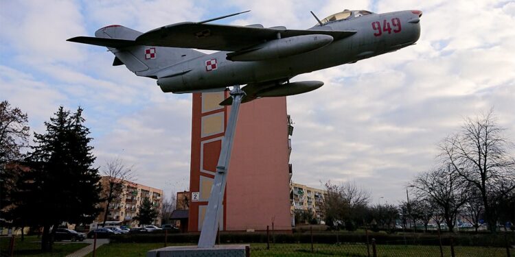 11.01.2021. Ostrowiec Świętokrzyski. Pomnik na osiedlu Pułanki. Samolot MiG-17PF / Emilia Sitarska / Radio Kielce