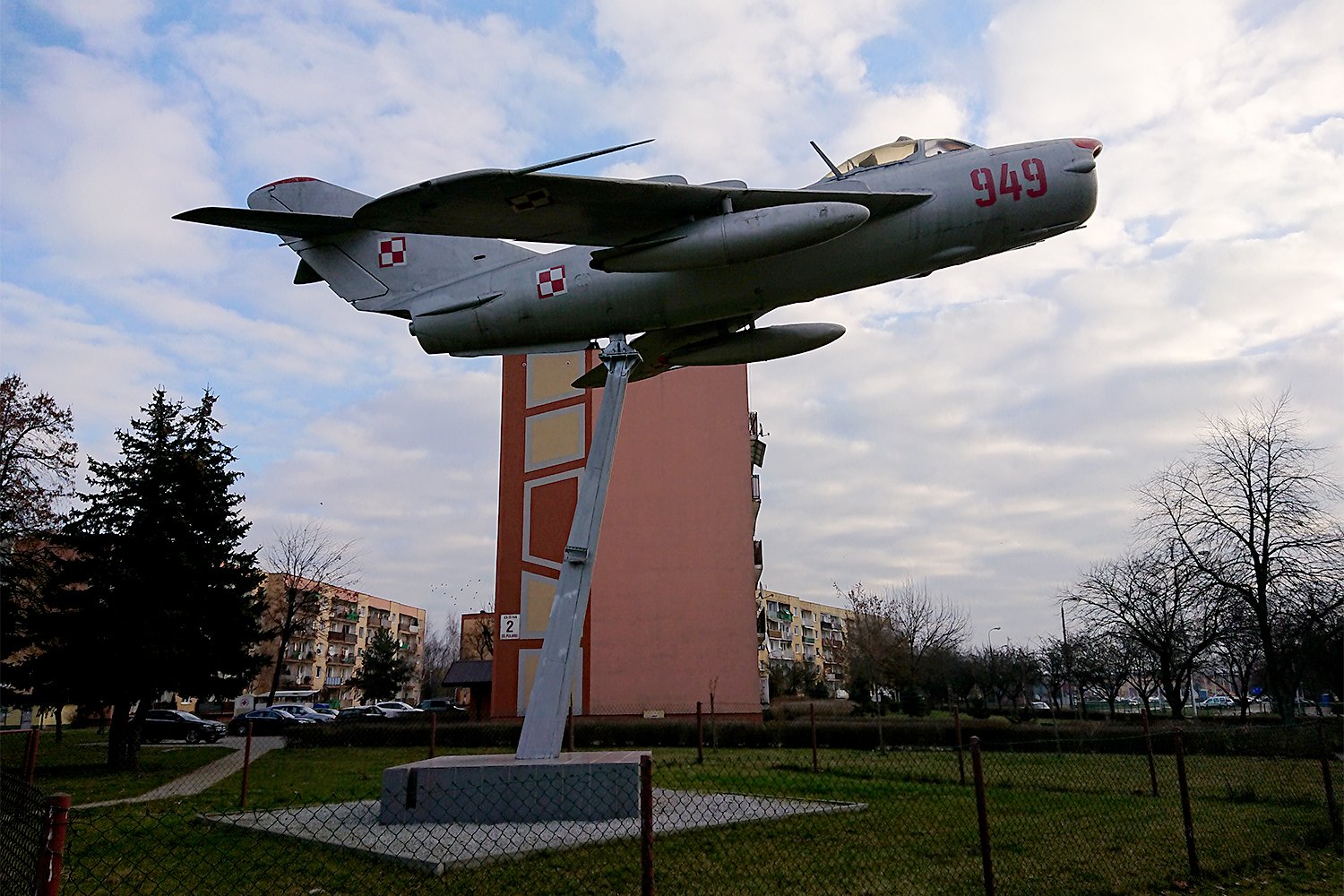 11.01.2021. Ostrowiec Świętokrzyski. Pomnik na osiedlu Pułanki. Samolot MiG-17PF / Emilia Sitarska / Radio Kielce