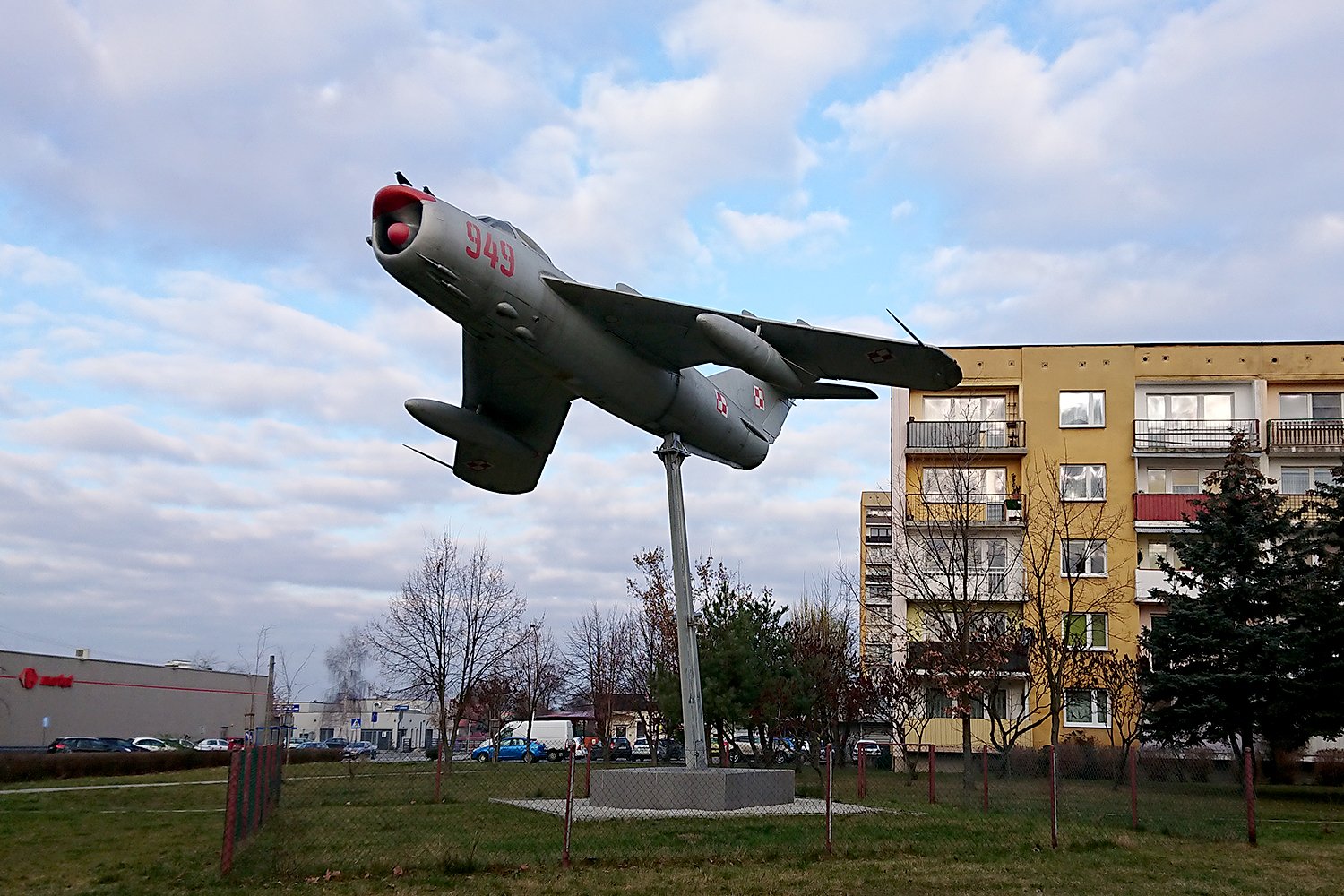 11.01.2021. Ostrowiec Świętokrzyski. Pomnik na osiedlu Pułanki. Samolot MiG-17PF / Emilia Sitarska / Radio Kielce