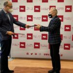 05.02.2021. Kielce. Podpisanie umowy na świadczenie usługi cyfrowych dyplomów. Na zdjęciu (od lewej): Andrzej Horoszczak - prezes zarządu Billon Digital Services oraz profesor Zbigniew Koruba - rektor Politechniki Świętokrzyskiej / Michał Kita / Radio Kielce