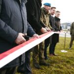 Kielce. 20.12.2019. Otwarcie ronda im. Centrum Przygotowań do Misji Zagranicznych. Na zdjęciu (od lewej): pułkownik Paweł Chabielski - komendant Centrum Przygotowań do Misji Zagranicznych w Kielcach, Kamil Suchański - przewodniczący kieleckiej Rady Miasta, Krzysztof Słoń – senator / Wiktor Taszłow / Radio Kielce