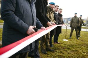 Kielce. 20.12.2019. Otwarcie ronda im. Centrum Przygotowań do Misji Zagranicznych. Na zdjęciu (od lewej): pułkownik Paweł Chabielski - komendant Centrum Przygotowań do Misji Zagranicznych w Kielcach, Kamil Suchański - przewodniczący kieleckiej Rady Miasta, Krzysztof Słoń – senator / Wiktor Taszłow / Radio Kielce