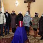 13.02.2021 Ćmielów. Rodzina Tomasza Wójcika „Tarzana” przy jego urnie z prochami / Emilia Sitarska / Radio Kielce