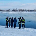 18.02.2021. Sandomierz. Wojewoda świętokrzyski sprawdza stan zabezpieczeń przeciwpowodziowych / Anna Głąb / Radio Kielce