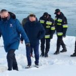 18.02.2021. Sandomierz. Wojewoda świętokrzyski sprawdza stan zabezpieczeń przeciwpowodziowych. Na zdjęciu (po lewej): Zbigniew Koniusz - wojewoda świętokrzyski i Marek Kwitek - poseł PiS / Anna Głąb / Radio Kielce