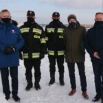 18.02.2021. Sandomierz. Wojewoda świętokrzyski sprawdza stan zabezpieczeń przeciwpowodziowych. Na zdjęciu (od lewej): Zbigniew Koniusz - wojewoda świętokrzyski, bryg. Grzegorz Rajca - zastępca komendanta wojewódzkiego PSP, st. ktp Piotr Krytusa - komendant powiatowy PSP w Sandomierzu, Krzysztof Sobecki - dyrektor Zarządu Zlewni Wód Polskich w Sandomierzu i Marek Kwitek - poseł PiS / Anna Głąb / Radio Kielce