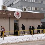 11.02.2021 Starachowice. Kolejka po pączki przed cukiernią Heka / Anna Głąb / Radio Kielce
