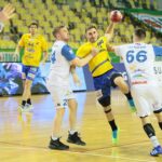 06.02.2021. Kielce. Zaległy mecz 12. kolejki PGNiG Superligi: Łomża Vive - Stal Mielec. Na zdjęciu (z piłką): Arkadiusz Moryto - skrzydłowy Łomży Vive / Wiktor Taszłow / Radio Kielce
