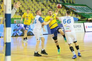 06.02.2021. Kielce. Zaległy mecz 12. kolejki PGNiG Superligi: Łomża Vive - Stal Mielec. Na zdjęciu (z piłką): Arkadiusz Moryto - skrzydłowy Łomży Vive / Wiktor Taszłow / Radio Kielce