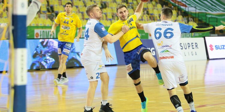 06.02.2021. Kielce. Zaległy mecz 12. kolejki PGNiG Superligi: Łomża Vive - Stal Mielec. Na zdjęciu (z piłką): Arkadiusz Moryto - skrzydłowy Łomży Vive / Wiktor Taszłow / Radio Kielce