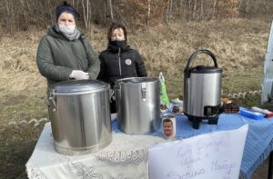 28.02.2021 Bogoria. Akcja charytatywna na rzecz 5-letniego Marcela Wójcika z Rytwian. Na zdjęciu (od lewej): Weronika Borycka i Sylwia Król - KGW w Sichowie Małym / Grażyna Szlęzak-Wójcik / Radio Kielce