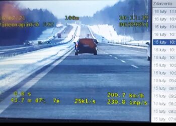 16.02.2021. Kielce. Rozpędzone bmw na trasie S7 / KWP w Kielcach