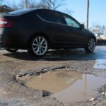 22.02.2021. Kielce. Zniszczone nawierzchnie ulic. Ulica Peryferyjna / Wiktor Taszłow / Radio Kielce