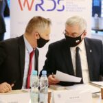 16.02.2021. Kielce. Posiedzenie Wojewódzkiej Rady Dialogu Społecznego. Na zdjęciu (od lewej): Zbigniew Koniusz - wojewoda świętokrzyski, Andrzej Bętkowski - marszałek województwa świętokrzyskiego / Wiktor Taszłow / Radio Kielce