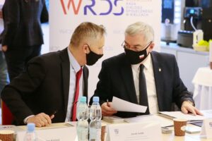 16.02.2021. Kielce. Posiedzenie Wojewódzkiej Rady Dialogu Społecznego. Na zdjęciu (od lewej): Zbigniew Koniusz - wojewoda świętokrzyski, Andrzej Bętkowski - marszałek województwa świętokrzyskiego / Wiktor Taszłow / Radio Kielce