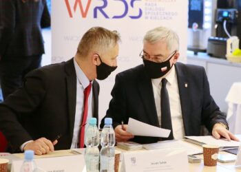 16.02.2021. Kielce. Posiedzenie Wojewódzkiej Rady Dialogu Społecznego. Na zdjęciu (od lewej): Zbigniew Koniusz - wojewoda świętokrzyski, Andrzej Bętkowski - marszałek województwa świętokrzyskiego / Wiktor Taszłow / Radio Kielce