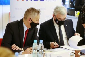 16.02.2021. Kielce. Posiedzenie Wojewódzkiej Rady Dialogu Społecznego. Na zdjęciu (od lewej): Zbigniew Koniusz - wojewoda świętokrzyski, Andrzej Bętkowski - marszałek województwa świętokrzyskiego / Wiktor Taszłow / Radio Kielce