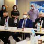 16.02.2021. Kielce. Posiedzenie Wojewódzkiej Rady Dialogu Społecznego. Na zdjęciu (od lewej z przodu): Zbigniew Koniusz - wojewoda świętokrzyski, Jacek Sułek - dyrektor Departamentu Inwestycji i Rozwoju Urzędu Marszałkowskiego Województwa Świętokrzyskiego, Andrzej Bętkowski - marszałek województwa świętokrzyskiego / Wiktor Taszłow / Radio Kielce