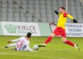 28.11.2020. Kielce. 28.11.2020. Kielce. 14. kolejka Fortuna 1 ligi. Korona Kielce - Resovia Rzeszów. Na zdjęciu (z prawej): Rafał Grzelak / Wiktor Taszłow / Radio Kielce